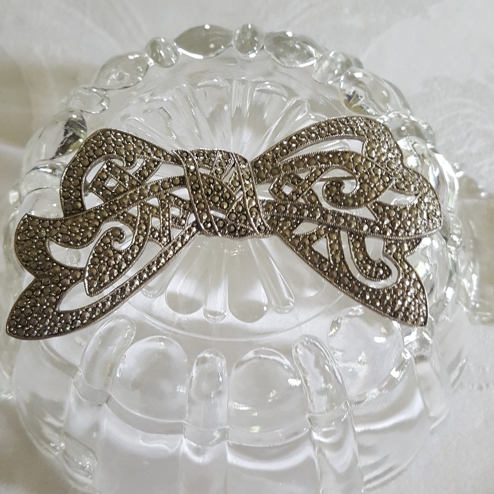 Large marcasite bow silver pin